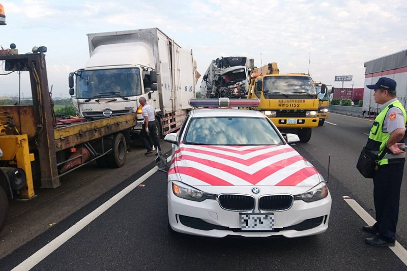 國道取締違規遭追撞 2警1司機死亡