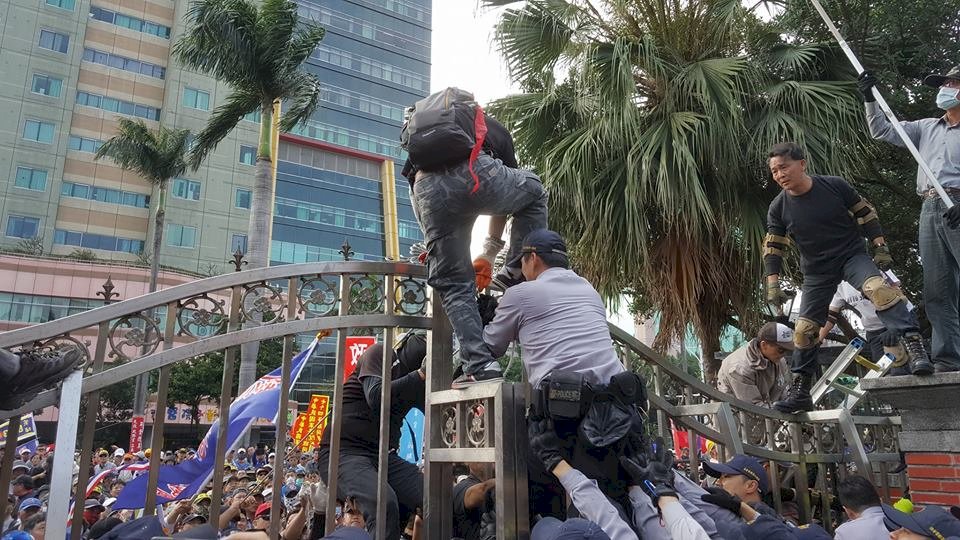 軍改案衝突  陳家欽：闖入立院一律逮捕