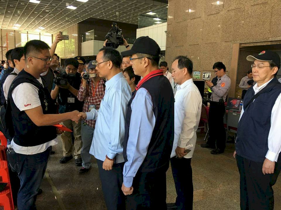 慰問受傷員警 陳家欽：絕不容許暴力行為