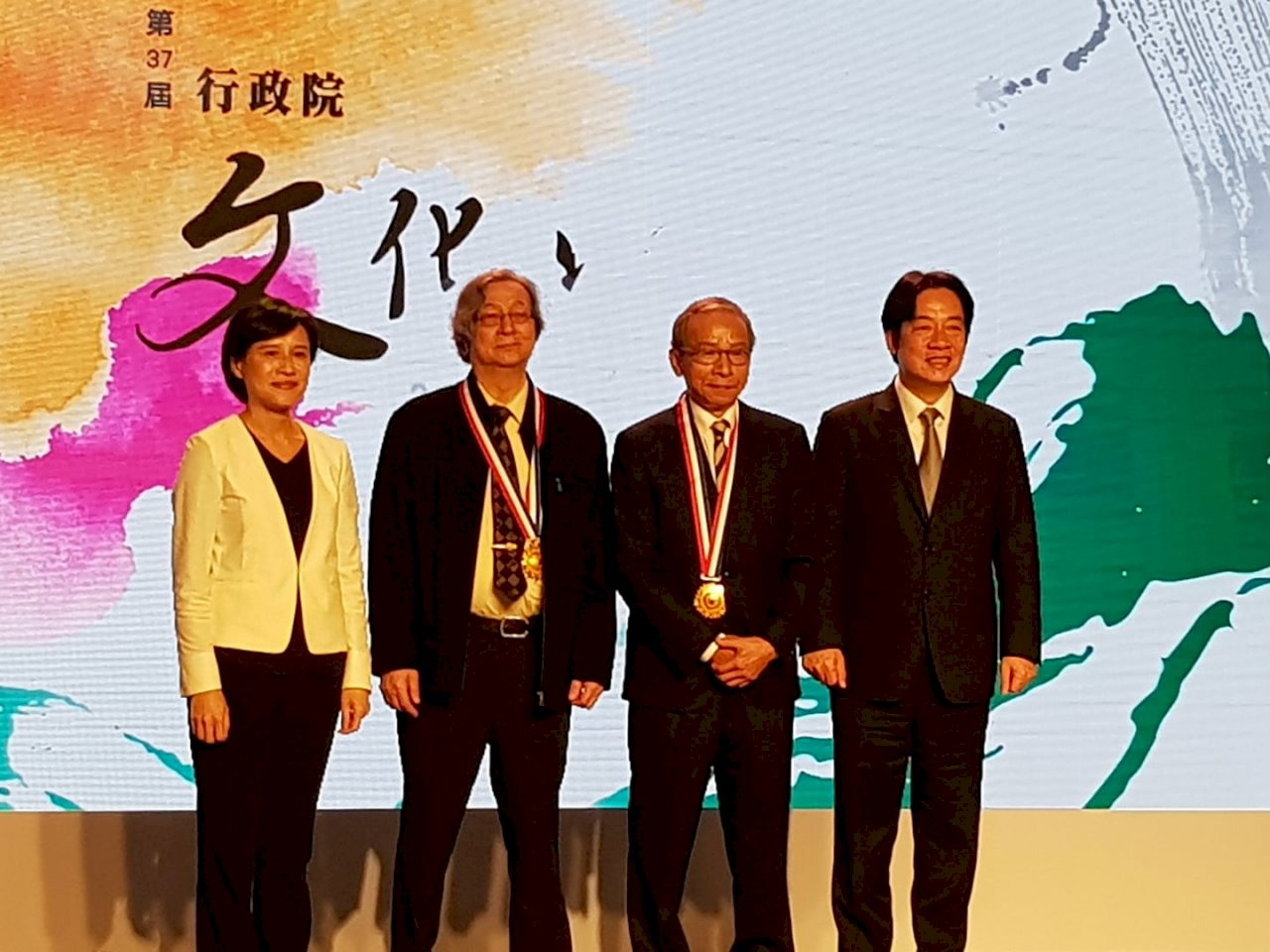 吳念真謝里法獲行政院文化獎 賴揆高度推崇