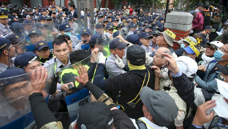 軍改案衝突 北市警：57人違法脫序嚴辦