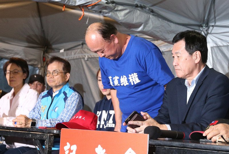 軍改案衝突毆打記者 八百壯士道歉