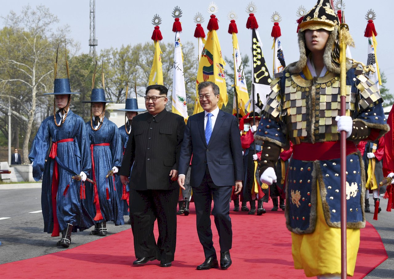 金正恩跨入南韓 文在寅：很高興見到你