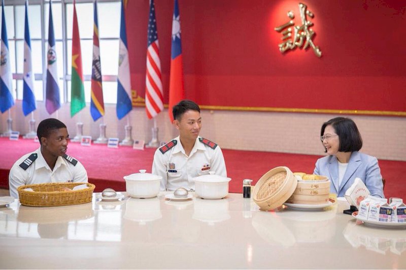 蔡總統夜宿陸軍官校 與官校生共進早餐