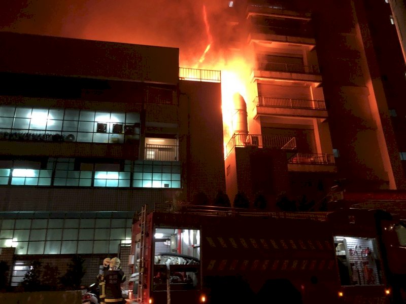桃園工廠大火 消防員1人無生命徵象5人受困