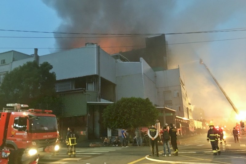 桃園工廠大火5消防員殉職 總統指示從優撫卹
