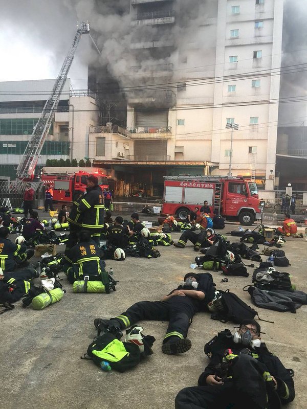桃園工廠大火12小時 悲痛中持續灌救