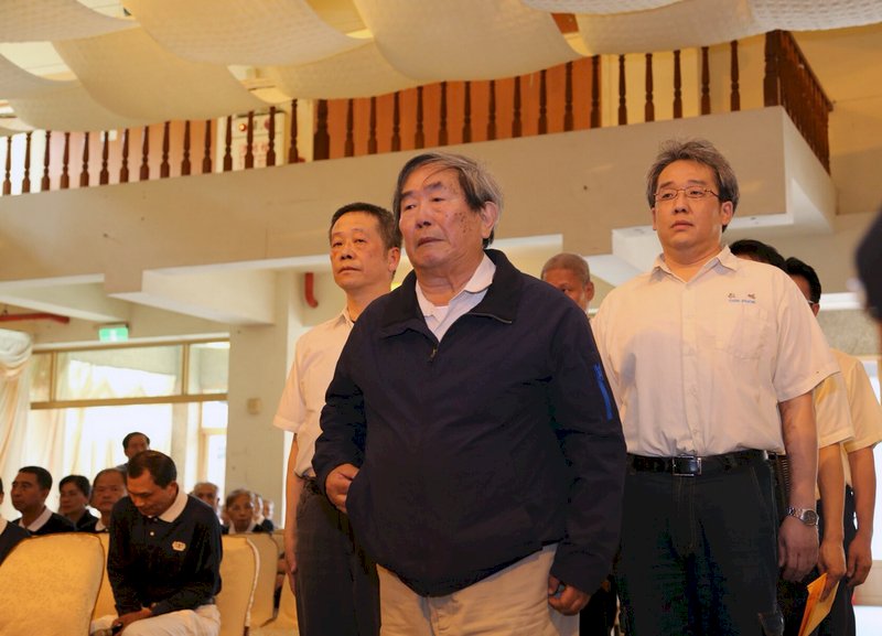 桃園工廠大火 敬鵬董事長靈堂上香致意