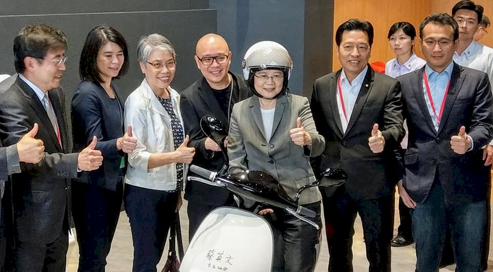 戴安全帽試坐Gogoro 總統：台灣工業進入下世代