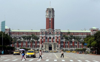 府：男子駕車府前爆胎 警方偵辦中