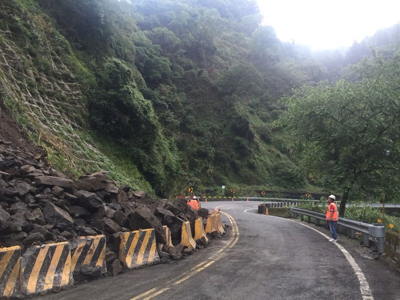 阿里山公路落石 清晨搶通單線通車