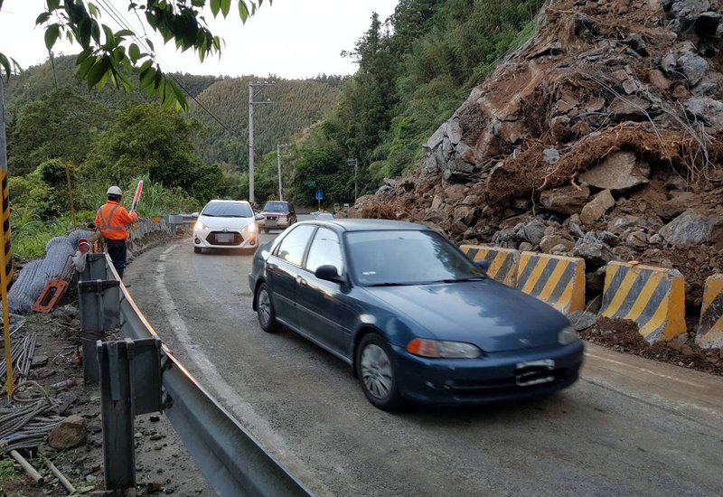 阿里山公路土石崩坍封閉 恢復單線通行