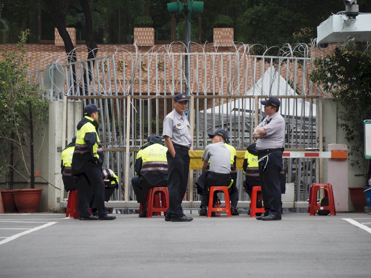 軍改今逐條討論 千名警力維安防民團衝場