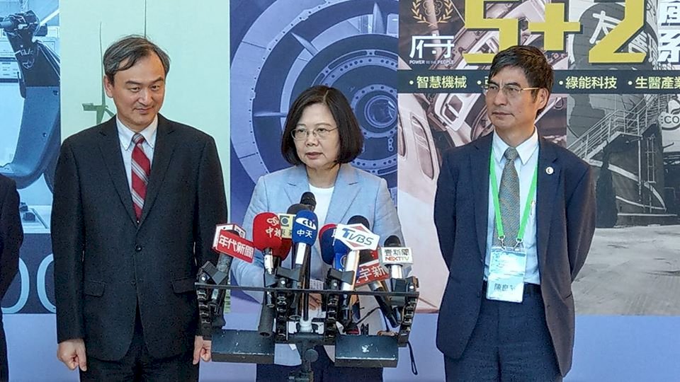 參訪五加二產業 總統：薪資就業將根本改變