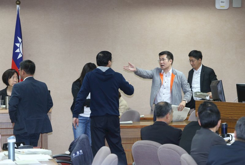 退伍轉職停領退俸標準 初審無共識送協商