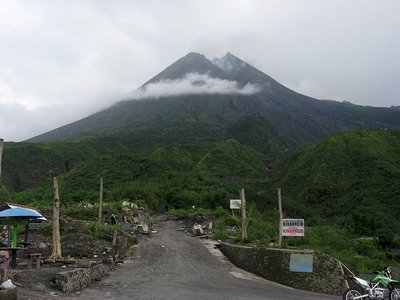 爪哇島火山噴發 印尼疏散居民關閉一機場