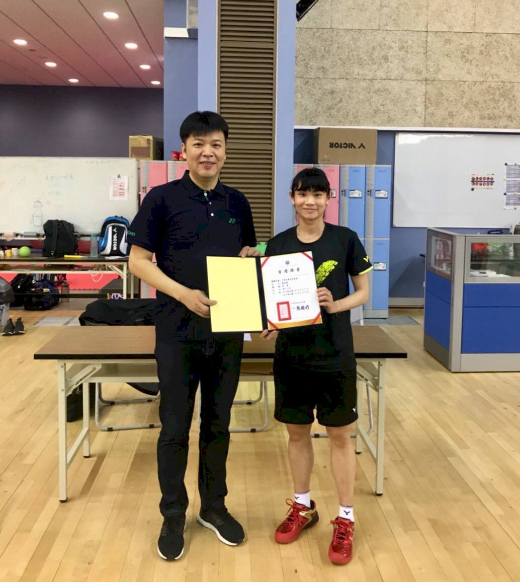 戴資穎上任選手理事 羽協理事長親頒聘書