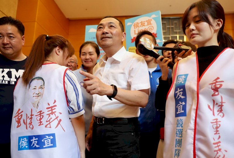 侯友宜公布競選背心 主軸重情重義