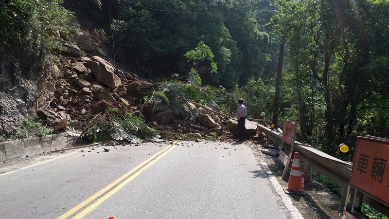 北宜公路土石滑落  交通雙向管制