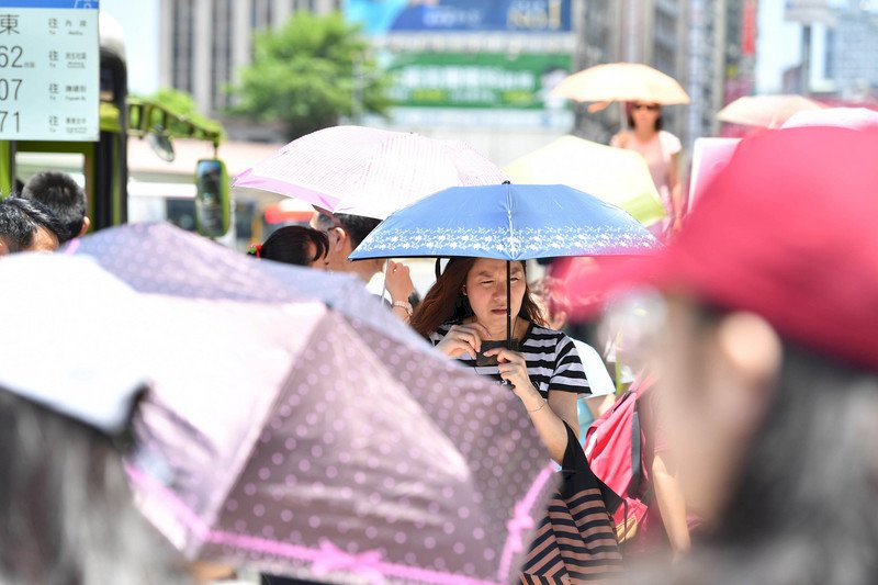 天氣悶熱氣溫高 午後雷雨機率增