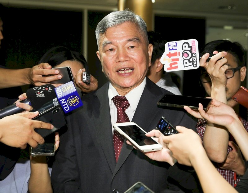藍委尾隨質疑缺電 經長：不是不敢面對事實