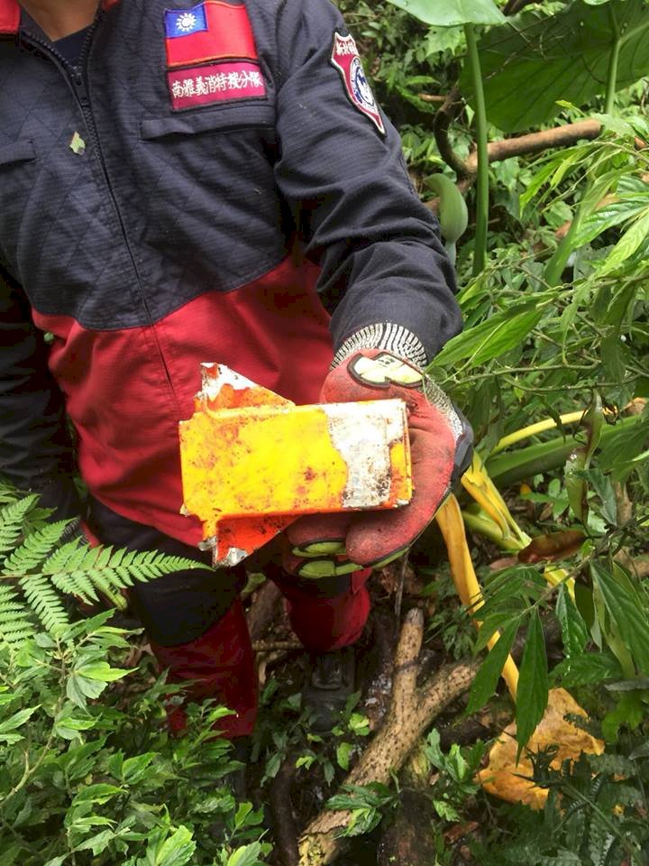 尋獲黑盒子！ 特戰特搜下切山谷搬回