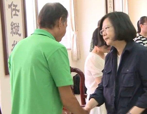總統親自慰問吳彥霆家屬 承諾徹查失事原因