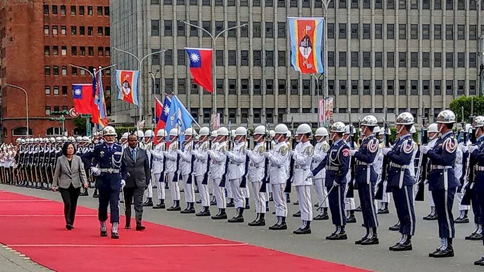 史瓦帝尼國王接受軍禮歡迎 盼參與新南向