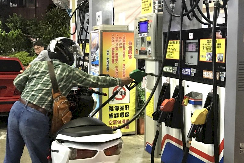 中油油價8日調漲5角 95無鉛站上32元大關