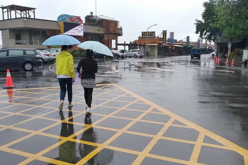風雨周末 北有安比、南有熱低壓來勢洶洶