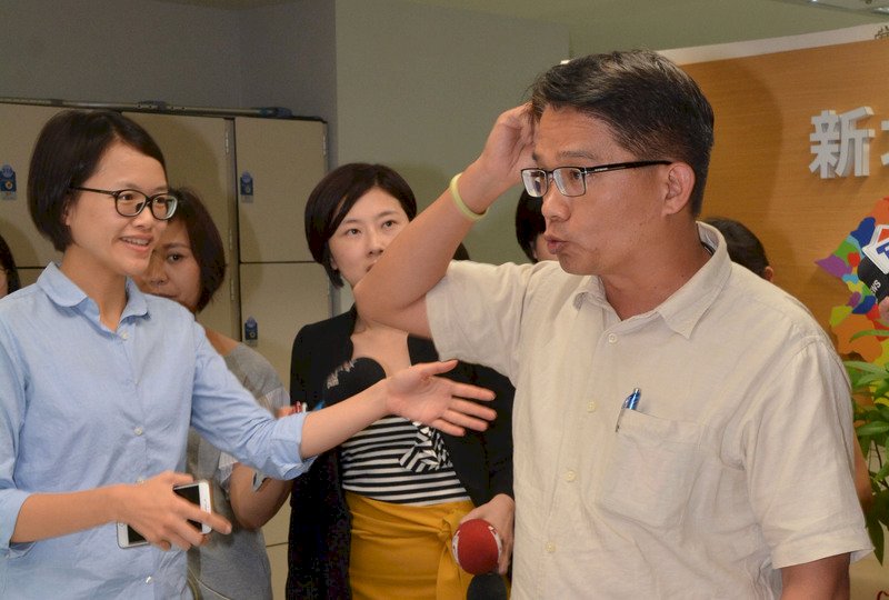 被指替侯友宜關說？ 新北副祕怒摔紙否認