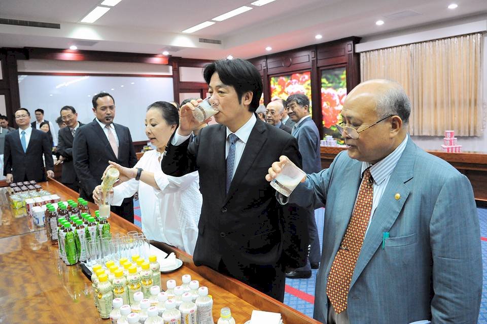 訪食品業 賴揆：續推食安五環與國際接軌