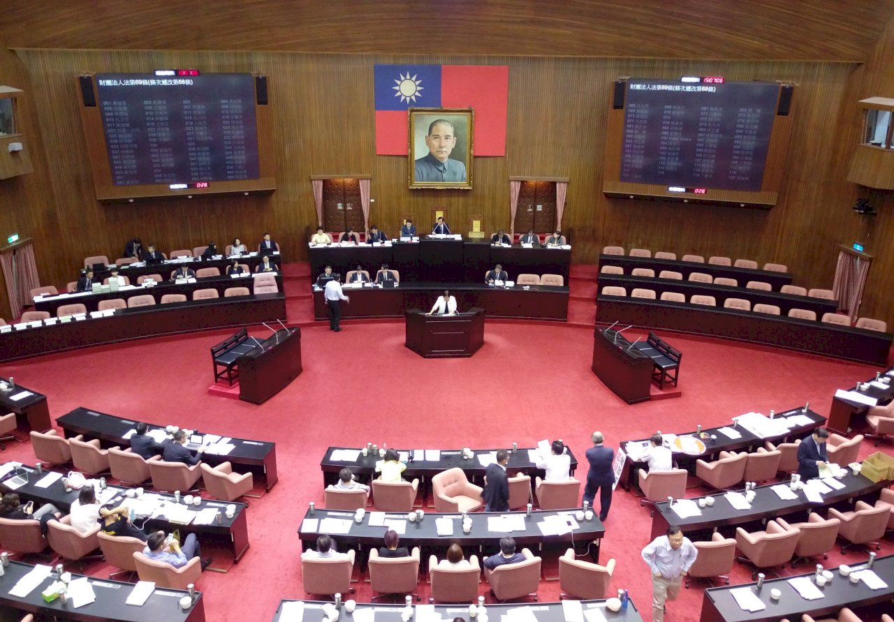 憲法訴訟法三讀 若疑判決牴觸憲法 人民可聲請釋憲