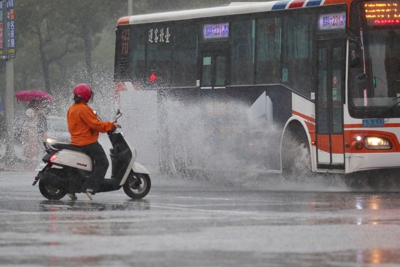 對流旺盛 全台18縣市大雨特報