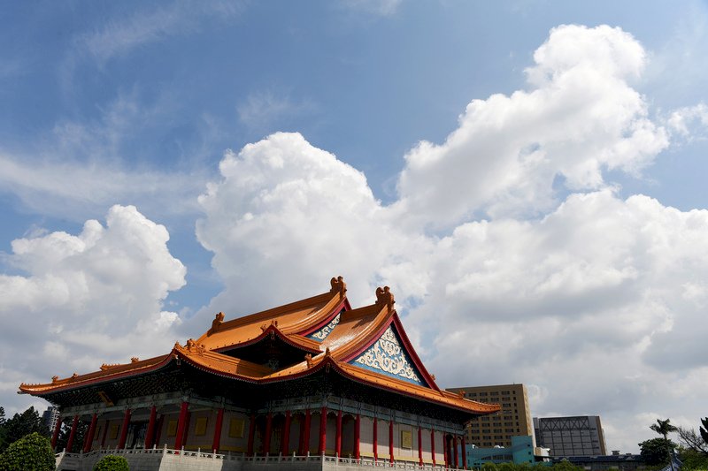 西南風減弱中南部留意大雨 大台北高溫炎熱