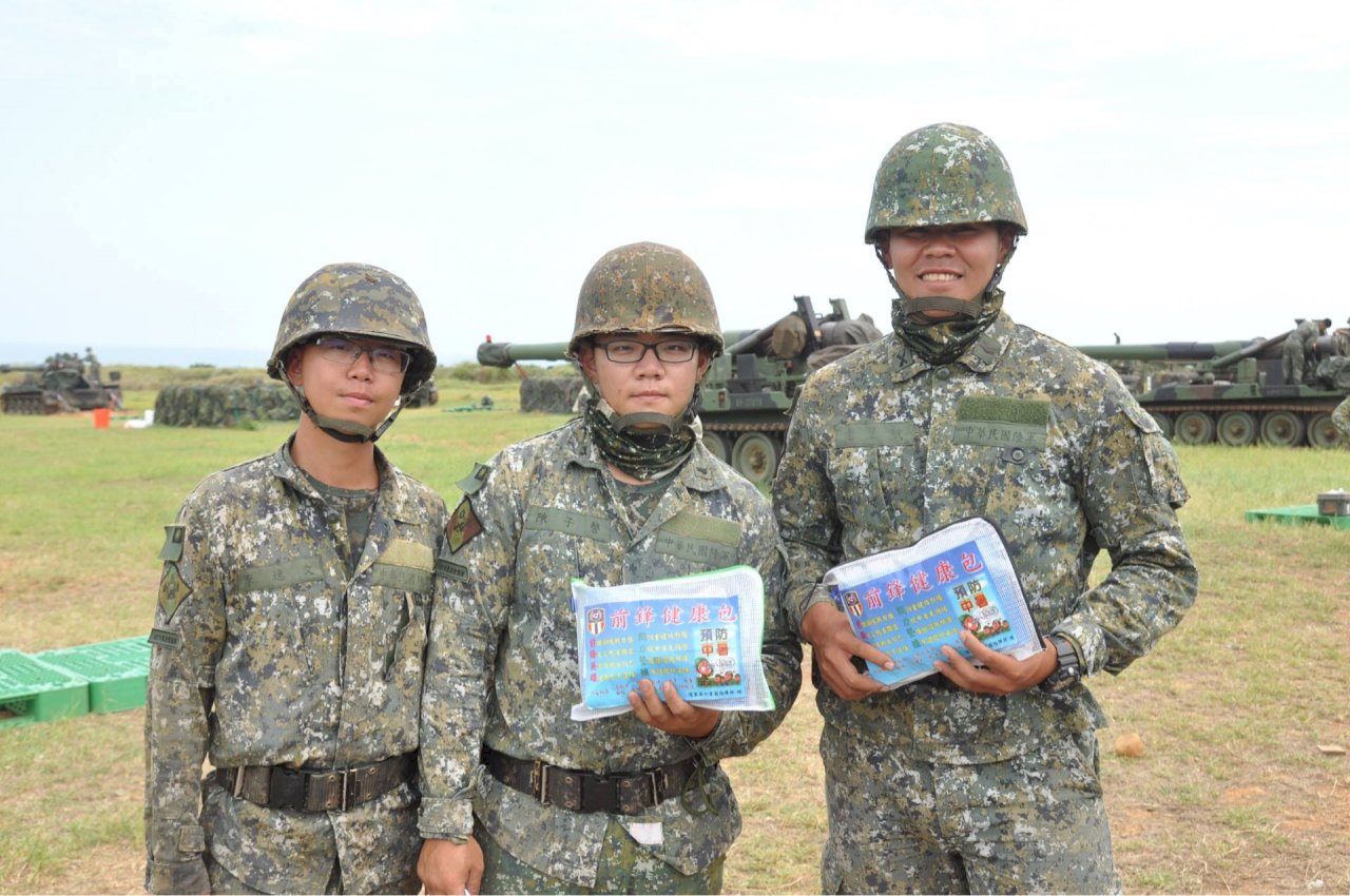 官兵重砲射擊演練 備妥健康包防熱傷害