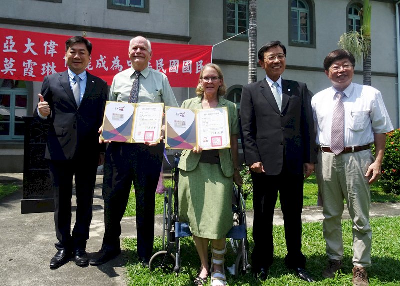 來台42年 美籍牧師夫婦歸化稱台灣是故鄉