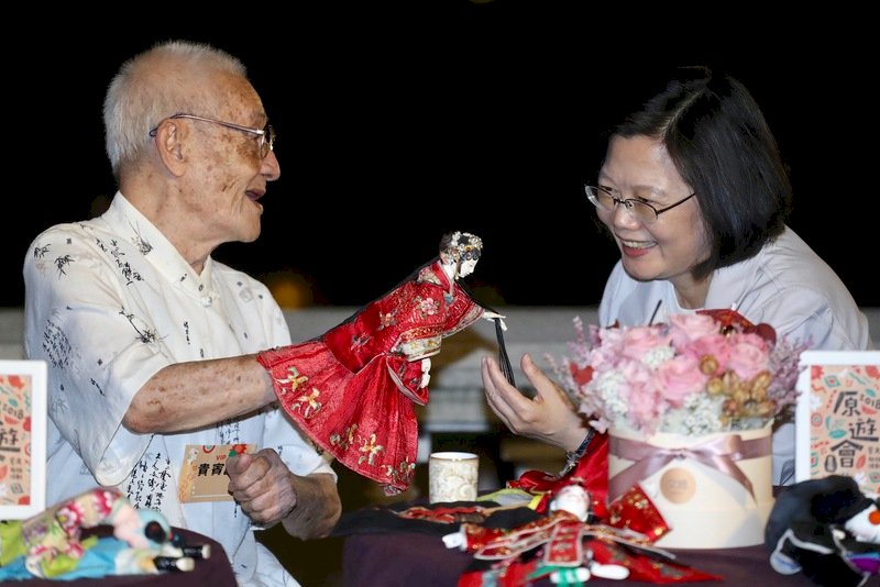 原遊會藝文聯誼 蔡總統仲夏夜學布袋戲