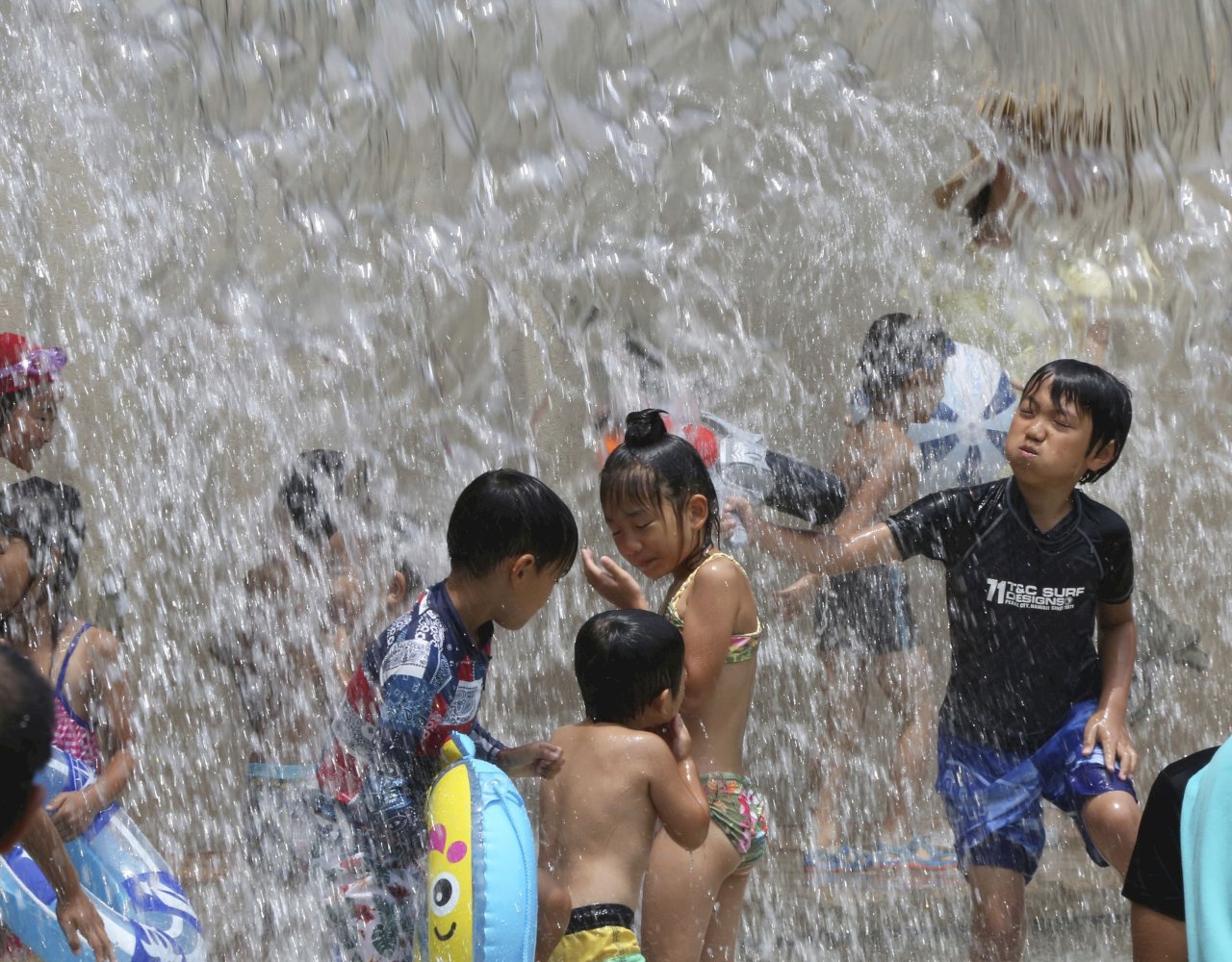 日降雨增氣溫升 異常氣候疑與暖化有關