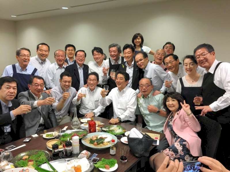 自民黨開趴照外流 重挫安倍政府形象