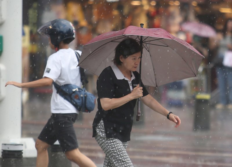 對流旺盛 17縣市大雨特報