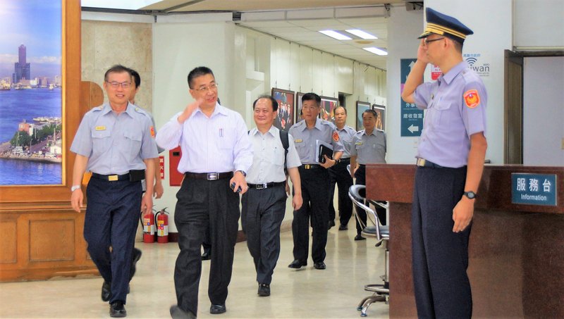 視察高市警局 徐國勇勉提高見警率