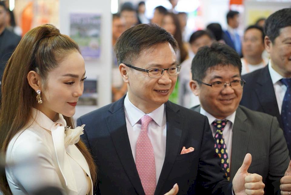 越南台灣形象展 黃志芳高唱越版愛拼才會贏