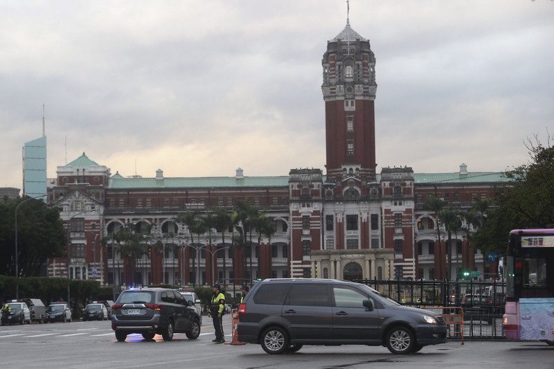 民眾持瑯頭闖總統府 憲指部：哨兵即刻反應壓制