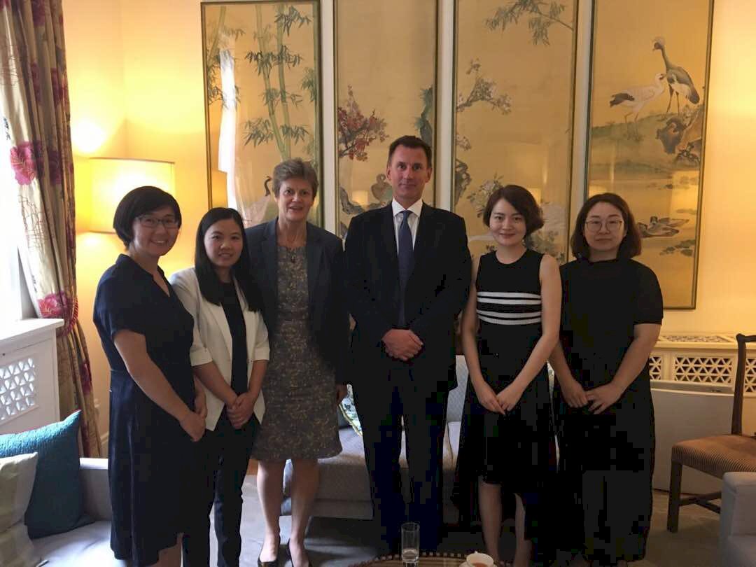 英外相訪中 見維權者家屬