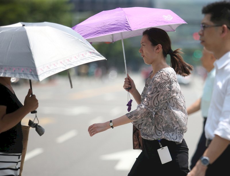 氣象局首發紅色高溫預警 明起可望短暫降溫