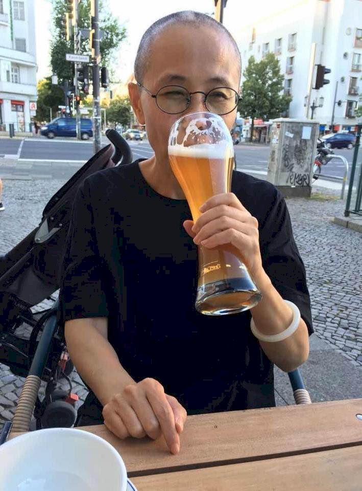 劉霞德國暢飲啤酒 好友：她已是自由人