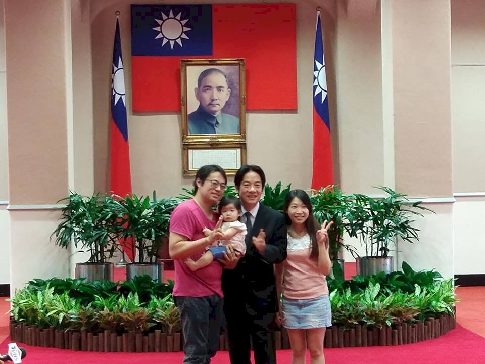 親子日 賴揆展現親切抱小孩