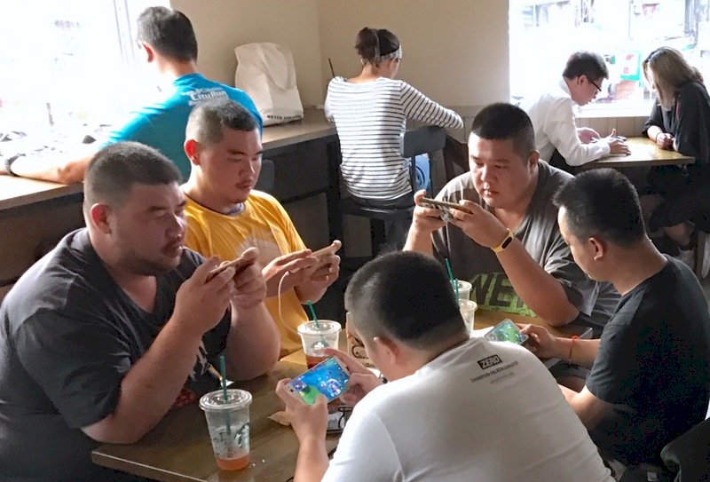 滑手機要小心 研究發現螢幕藍光加速失明