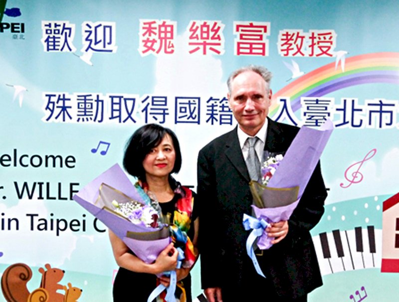 鋼琴家魏樂富歸化 領中華民國身分證